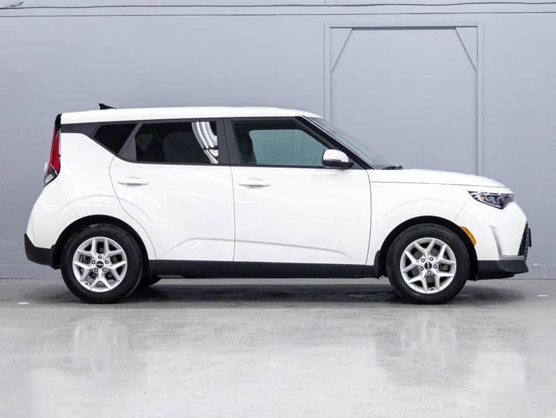 Vehicle photo 3