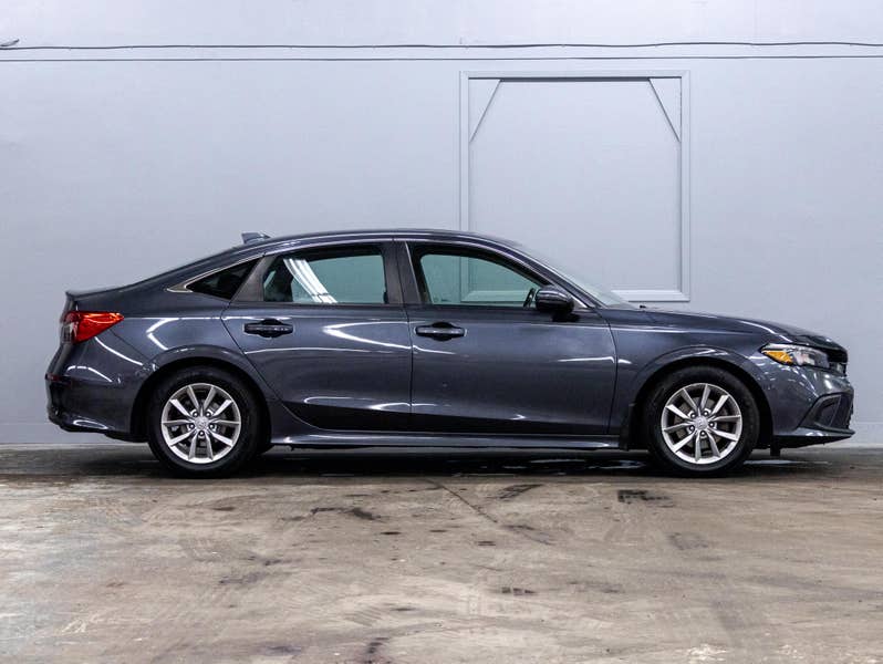 Vehicle photo 3