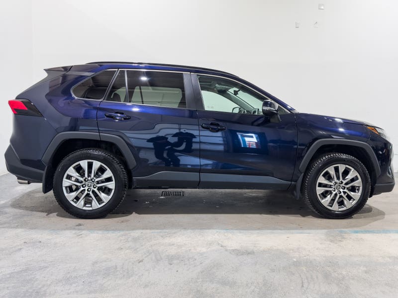 Vehicle photo 3