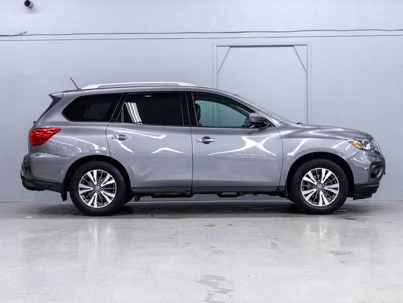 Vehicle photo 3