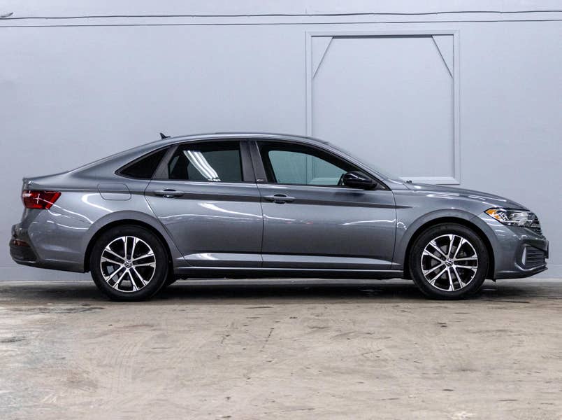 Vehicle photo 3
