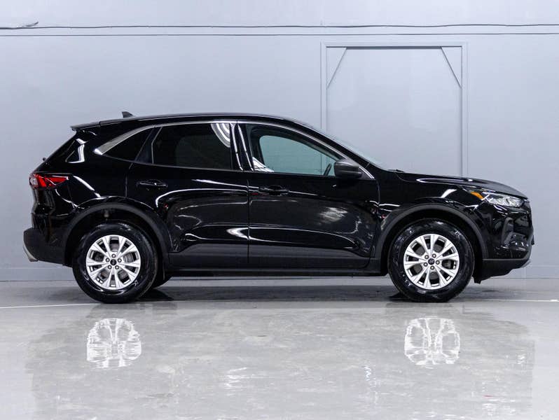 Vehicle photo 3