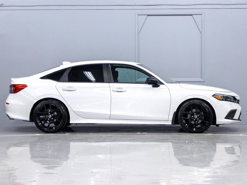 Vehicle photo 3