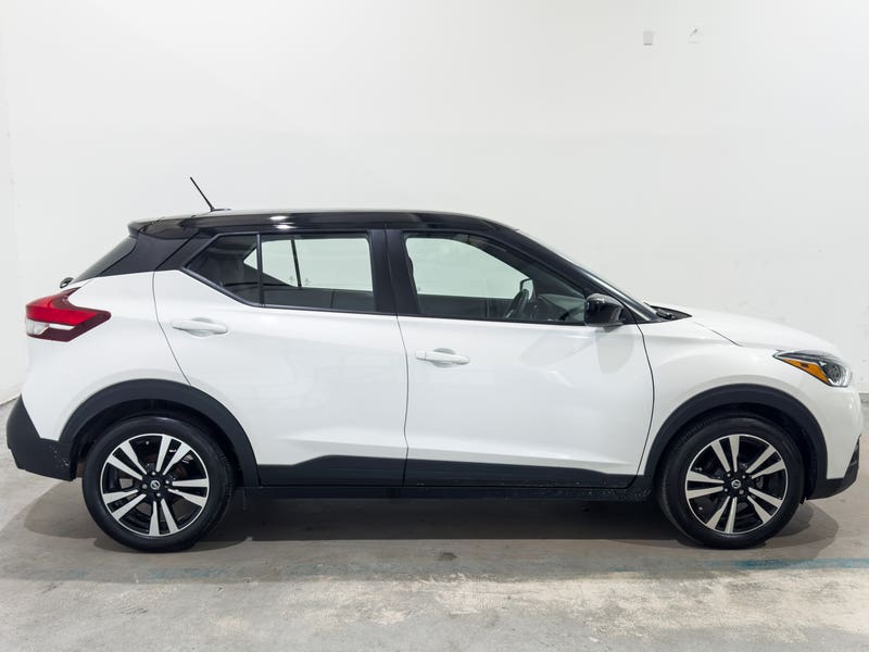 Vehicle photo 3
