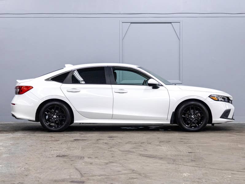 Vehicle photo 3