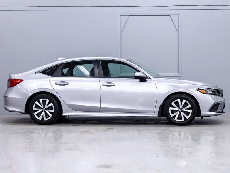 Vehicle photo 3