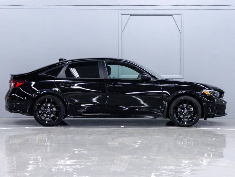 Vehicle photo 3
