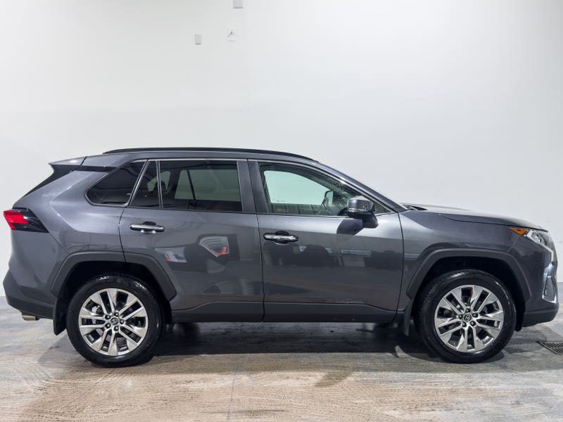 Vehicle photo 3