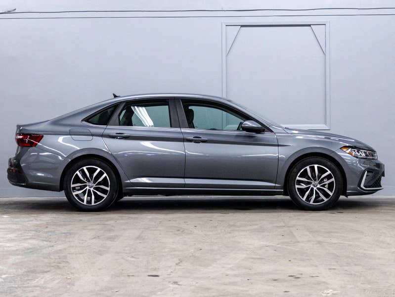 Vehicle photo 3