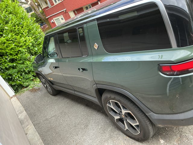 Rivian R1S