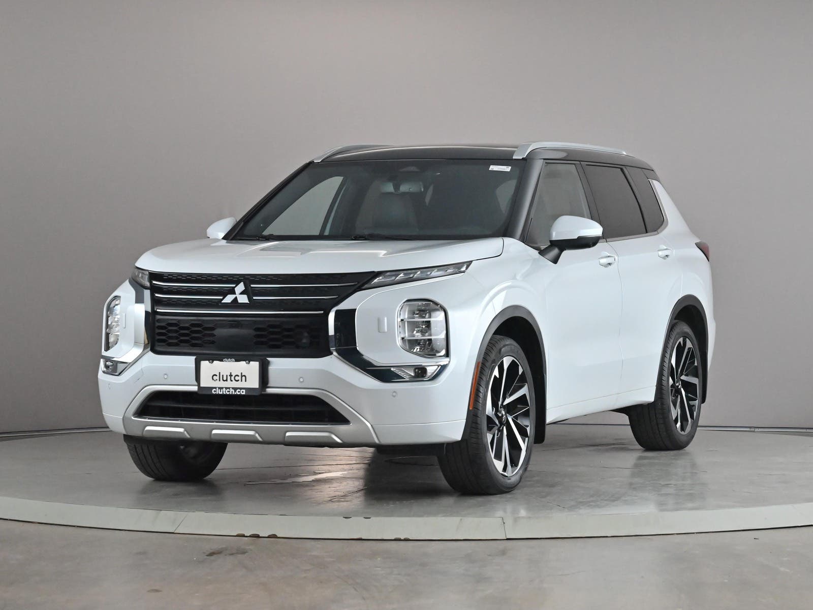 White 2024 Mitsubishi Outlander SUV / Crossover  Automatic