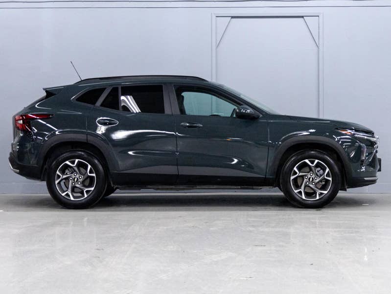 Vehicle photo 3