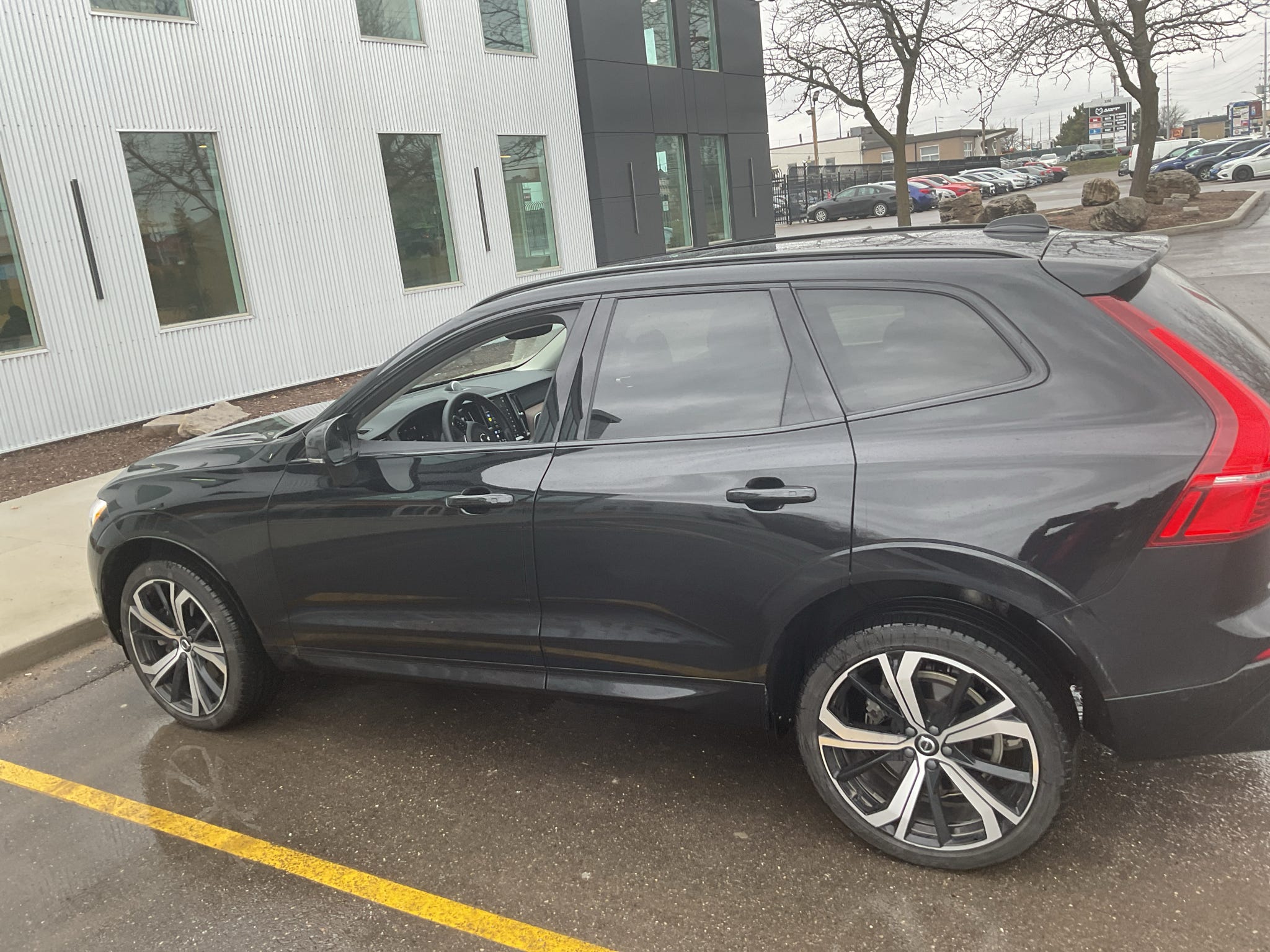 2023 Volvo XC60 B6 Ultimate Dark Theme AWD