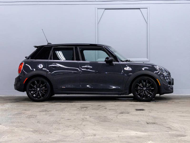 Vehicle photo 3