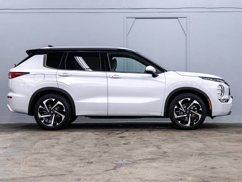 Vehicle photo 3