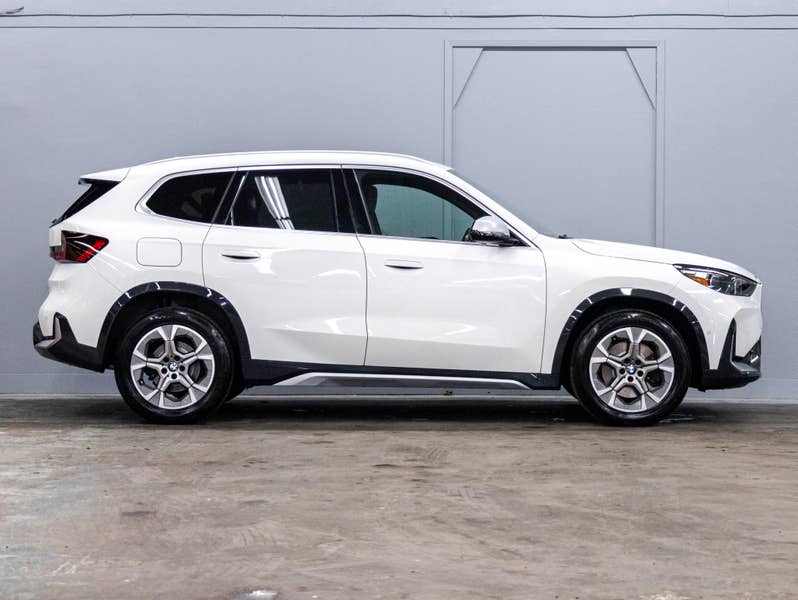 Vehicle photo 3