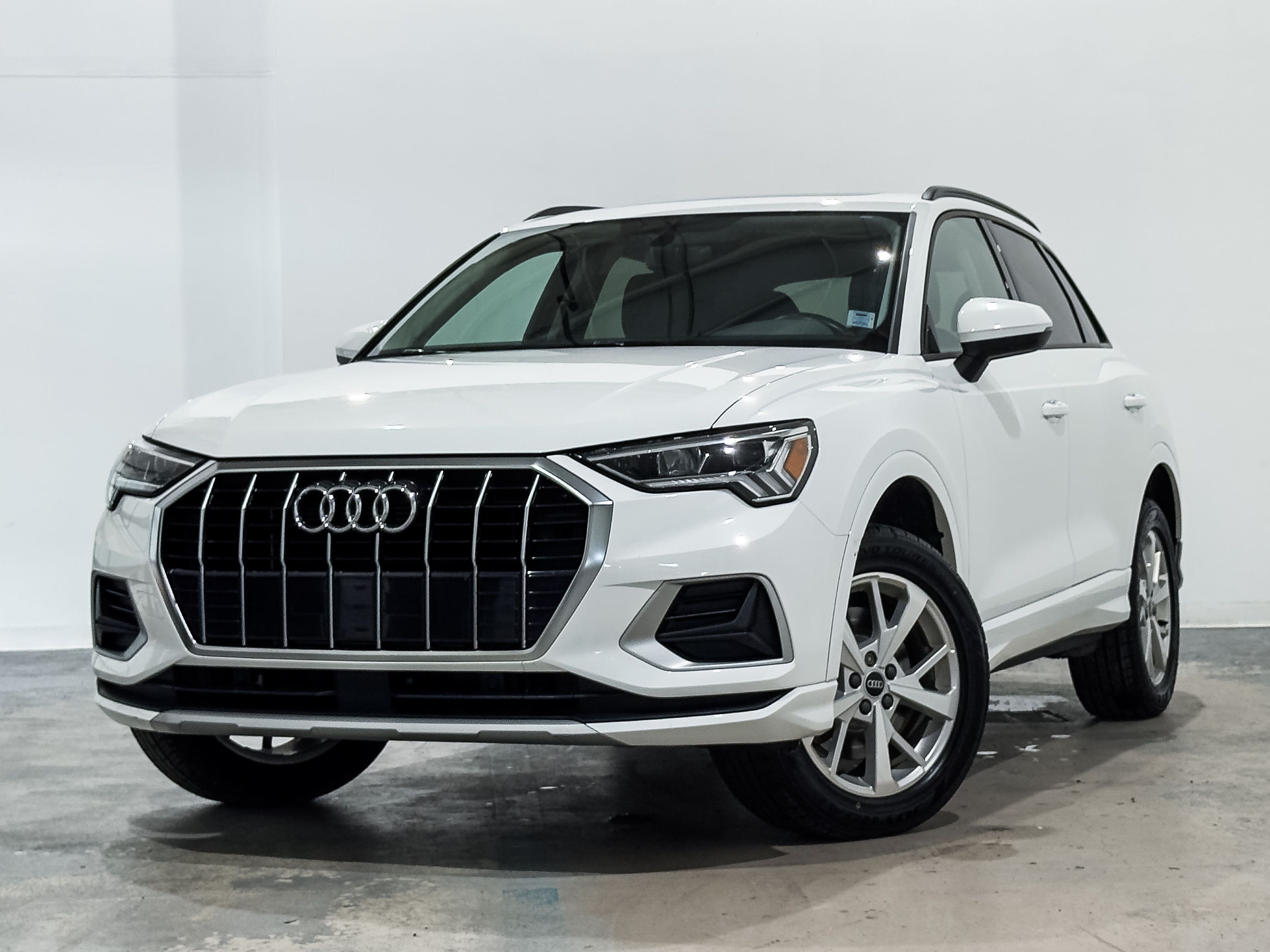 White 2022 Audi Q3 SUV / Crossover  Automatic