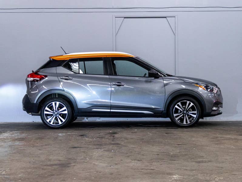 Vehicle photo 3
