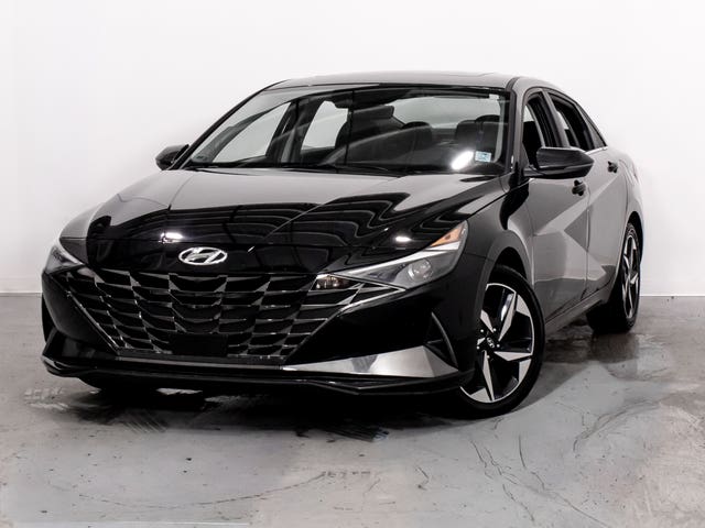 Hyundai Elantra  Luxury IVT