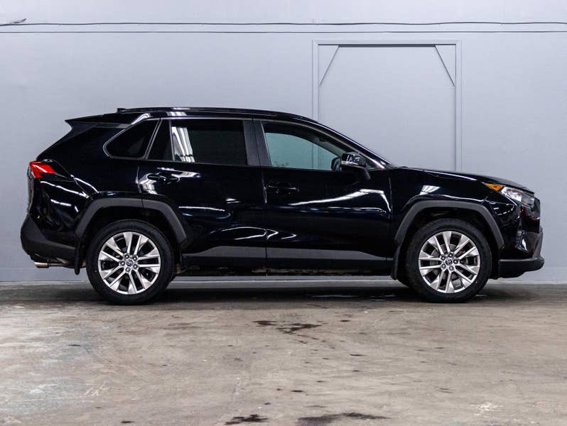 Vehicle photo 3