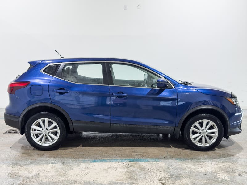 Vehicle photo 3