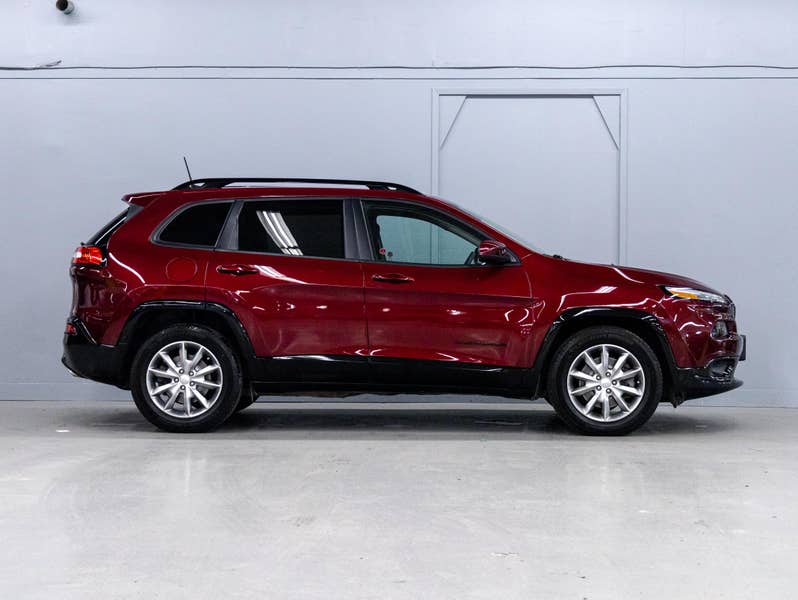 Vehicle photo 3
