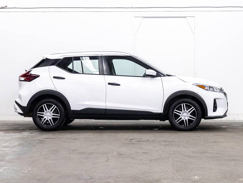 Vehicle photo 3
