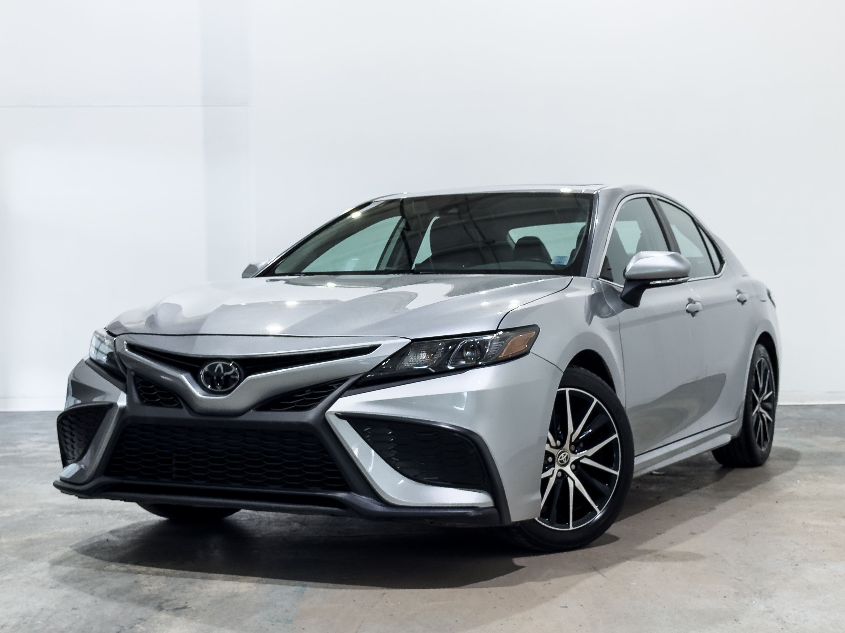 Silver 2021 Toyota Camry Sedan Front-Wheel Drive Automatic